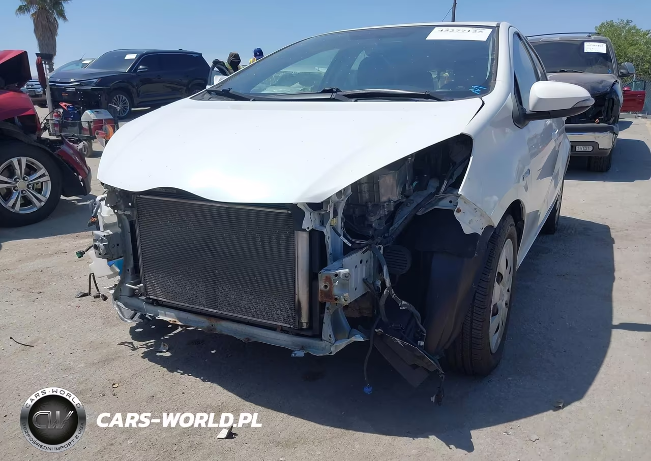2013 Toyota Prius C Two VIN:JTDKDTB35D1051418 - 6
