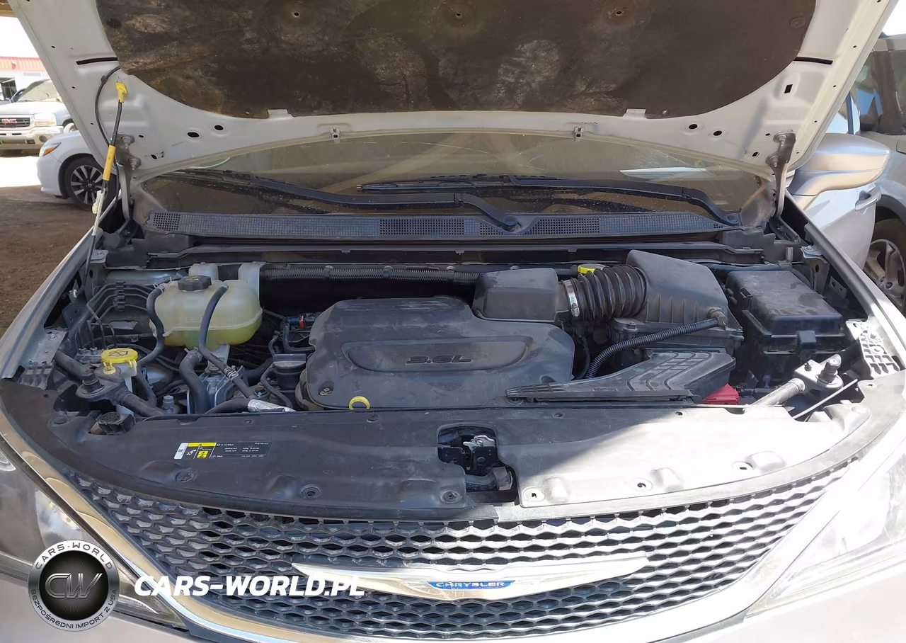 2019 Chrysler Pacifica Touring L VIN:2C4RC1BG1KR609136 - 10
