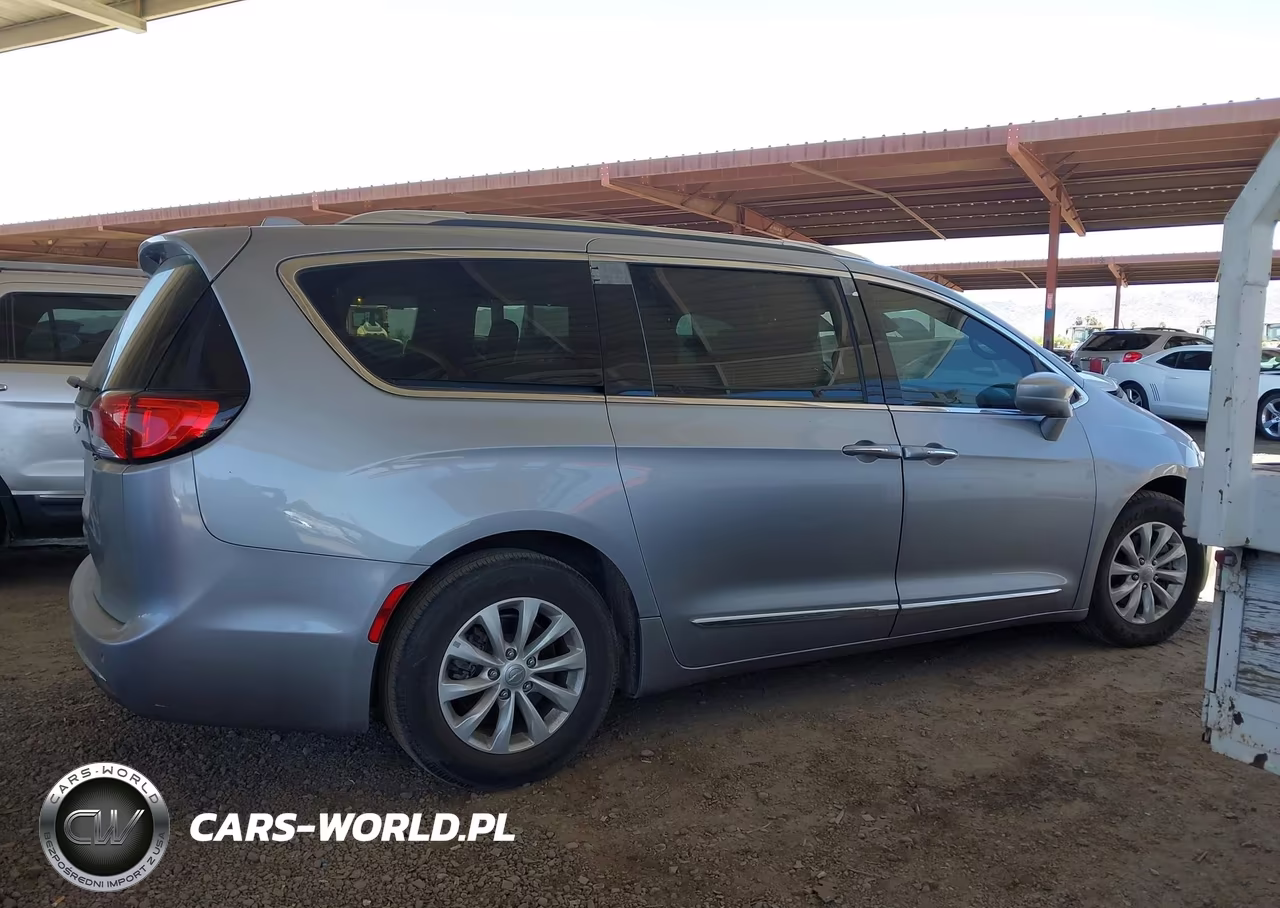 2019 Chrysler Pacifica Touring L VIN:2C4RC1BG1KR609136 - 13