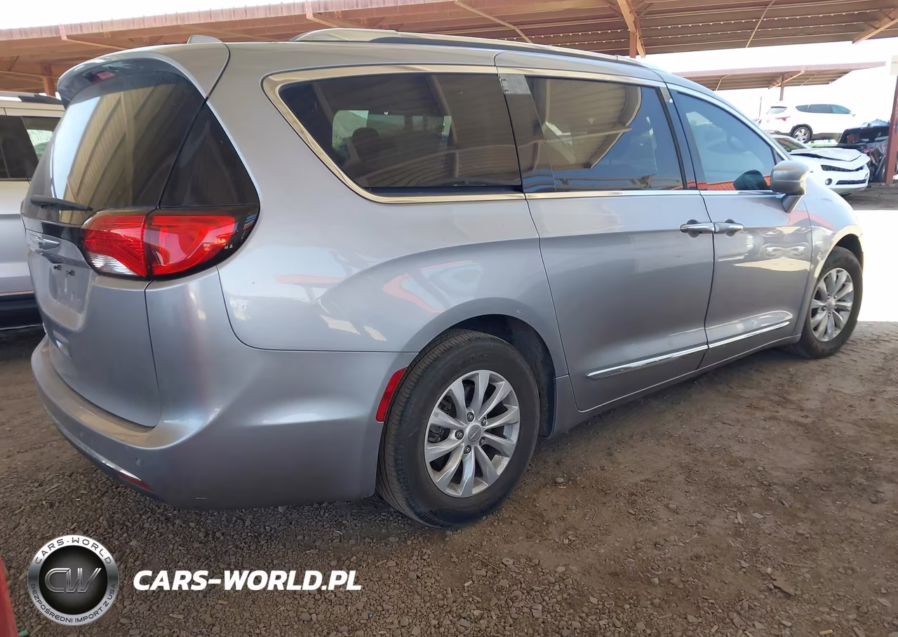 2019 Chrysler Pacifica Touring L VIN:2C4RC1BG1KR609136 - 4