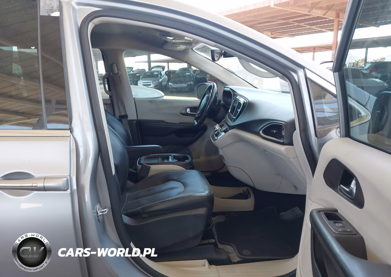 2019 Chrysler Pacifica Touring L VIN:2C4RC1BG1KR609136 - 5