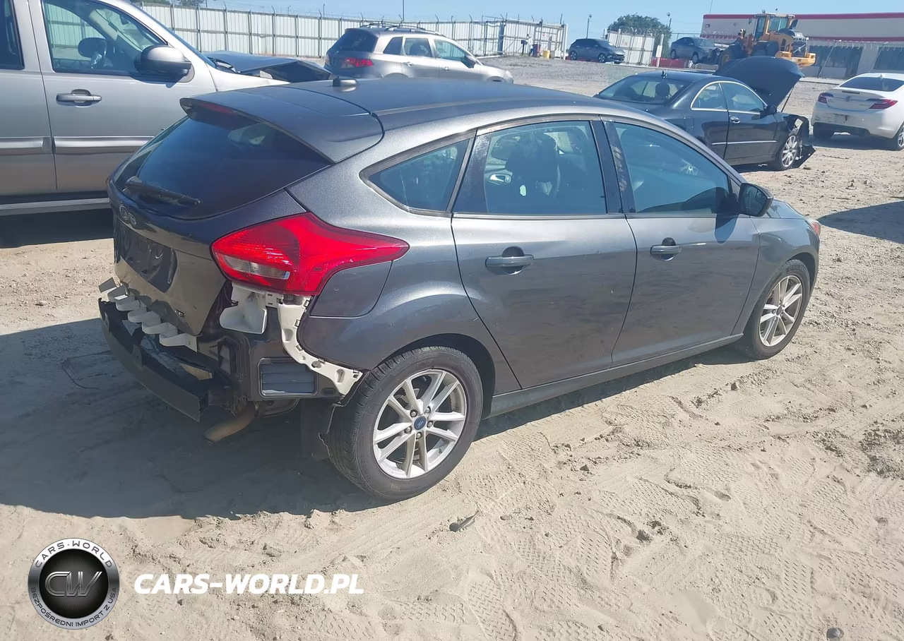 2017 Ford Focus Se VIN:1FADP3K25HL258818 - 4