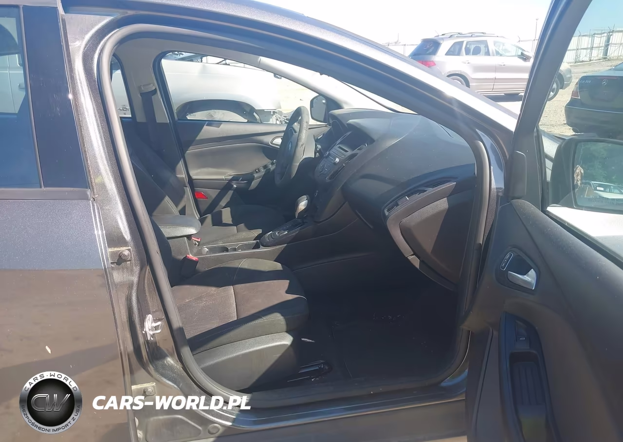 2017 Ford Focus Se VIN:1FADP3K25HL258818 - 5