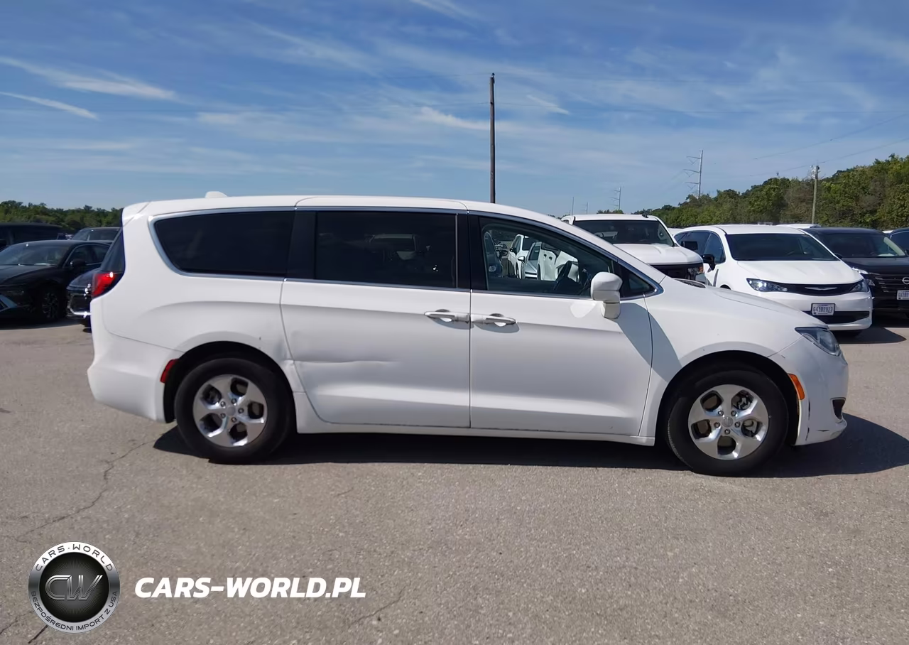 2019 Chrysler Pacifica Hybrid Touring Plus VIN:2C4RC1H78KR679076 - 16