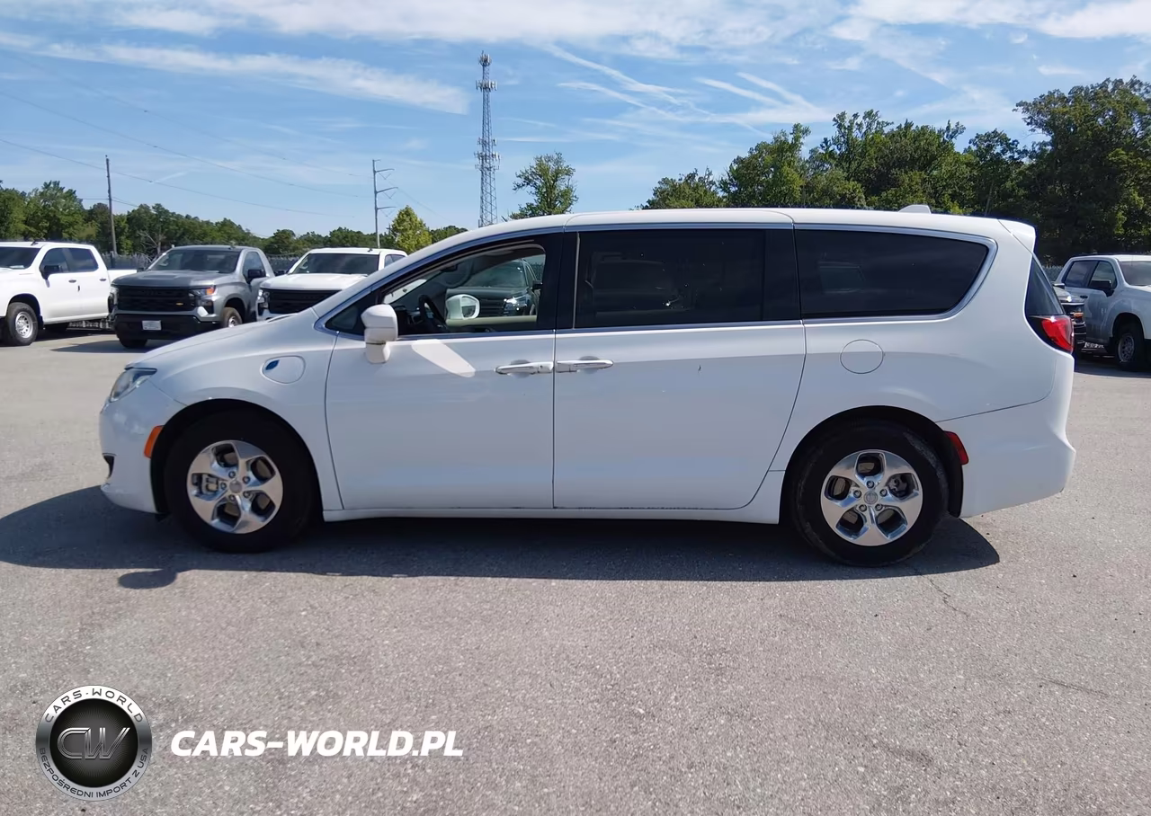 2019 Chrysler Pacifica Hybrid Touring Plus VIN:2C4RC1H78KR679076 - 17