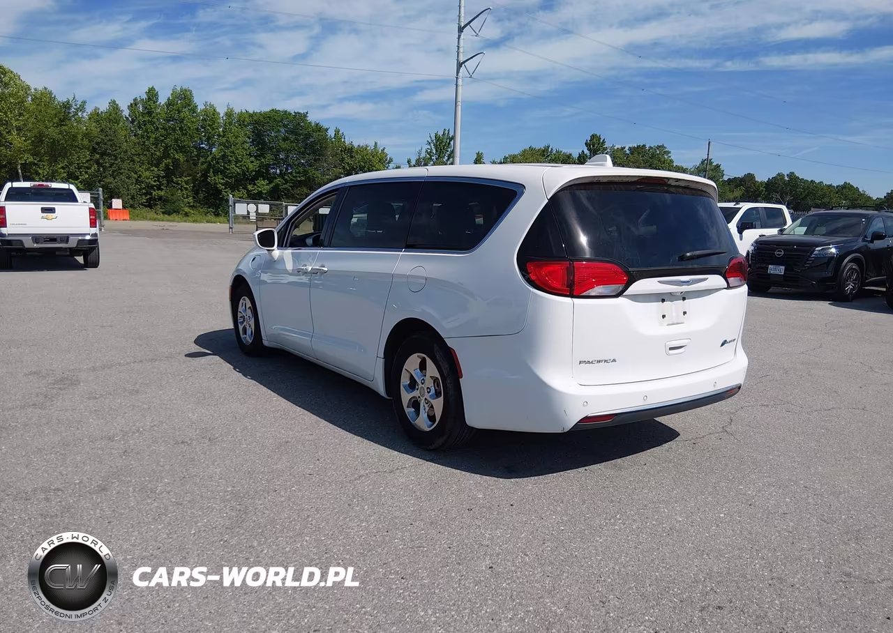 2019 Chrysler Pacifica Hybrid Touring Plus VIN:2C4RC1H78KR679076 - 3