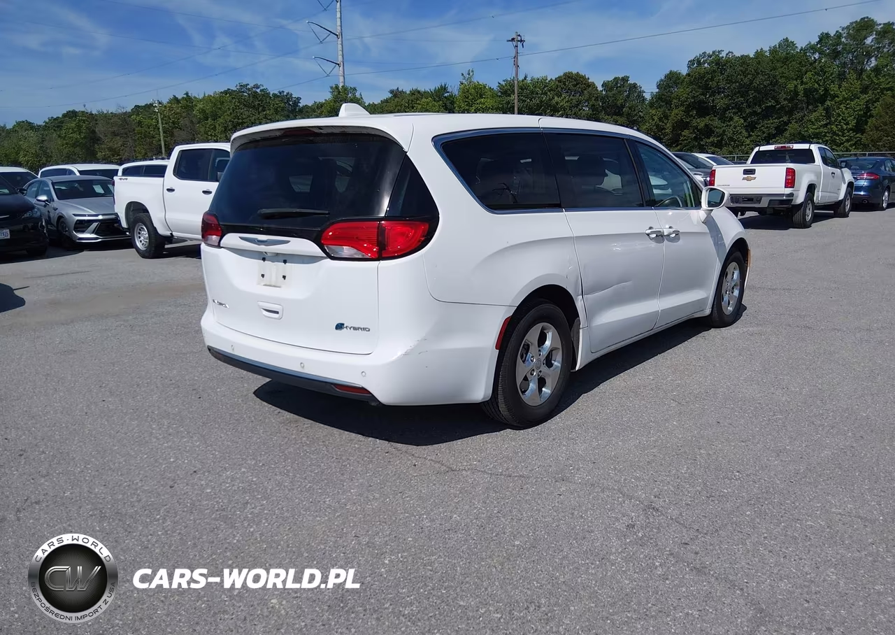2019 Chrysler Pacifica Hybrid Touring Plus VIN:2C4RC1H78KR679076 - 4