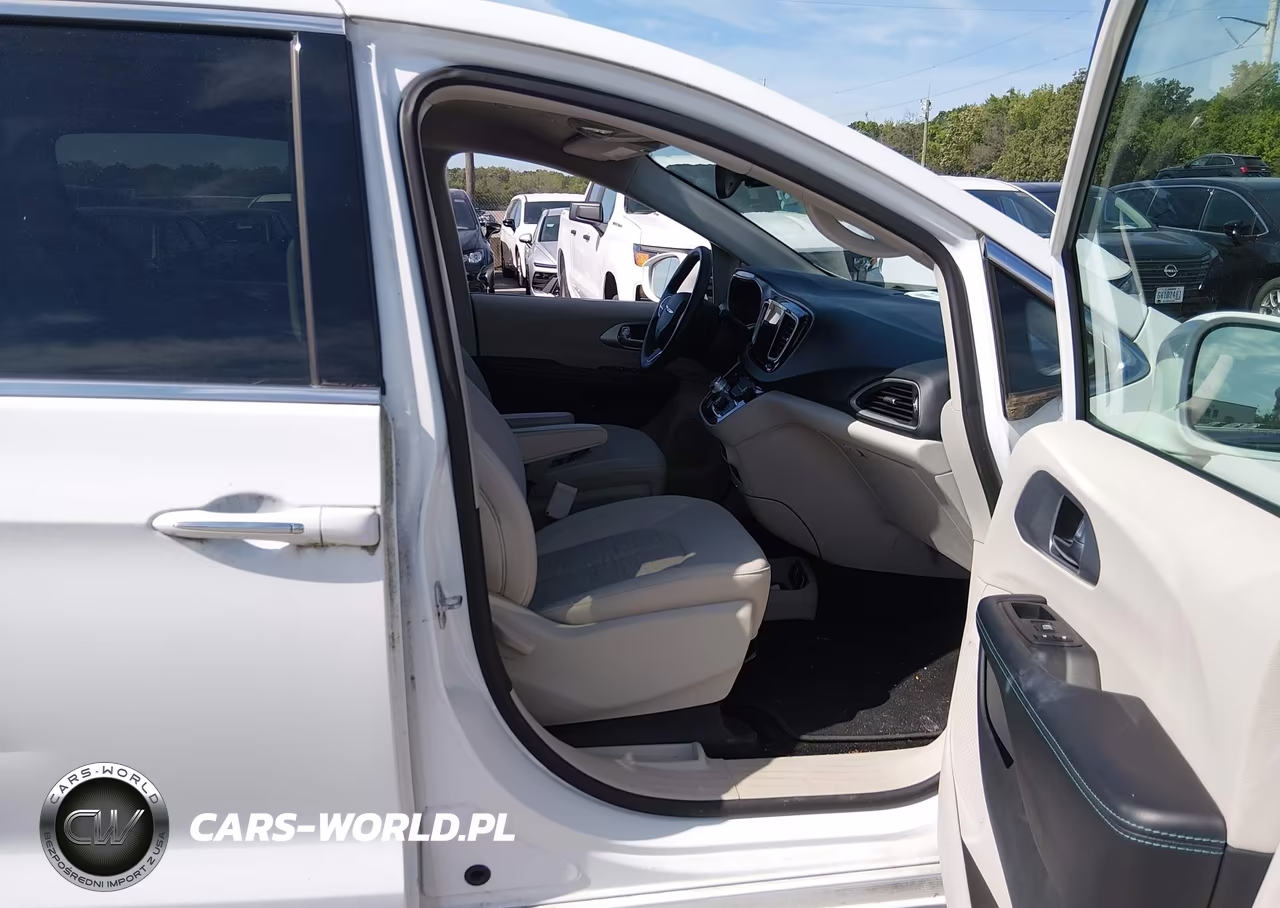 2019 Chrysler Pacifica Hybrid Touring Plus VIN:2C4RC1H78KR679076 - 5