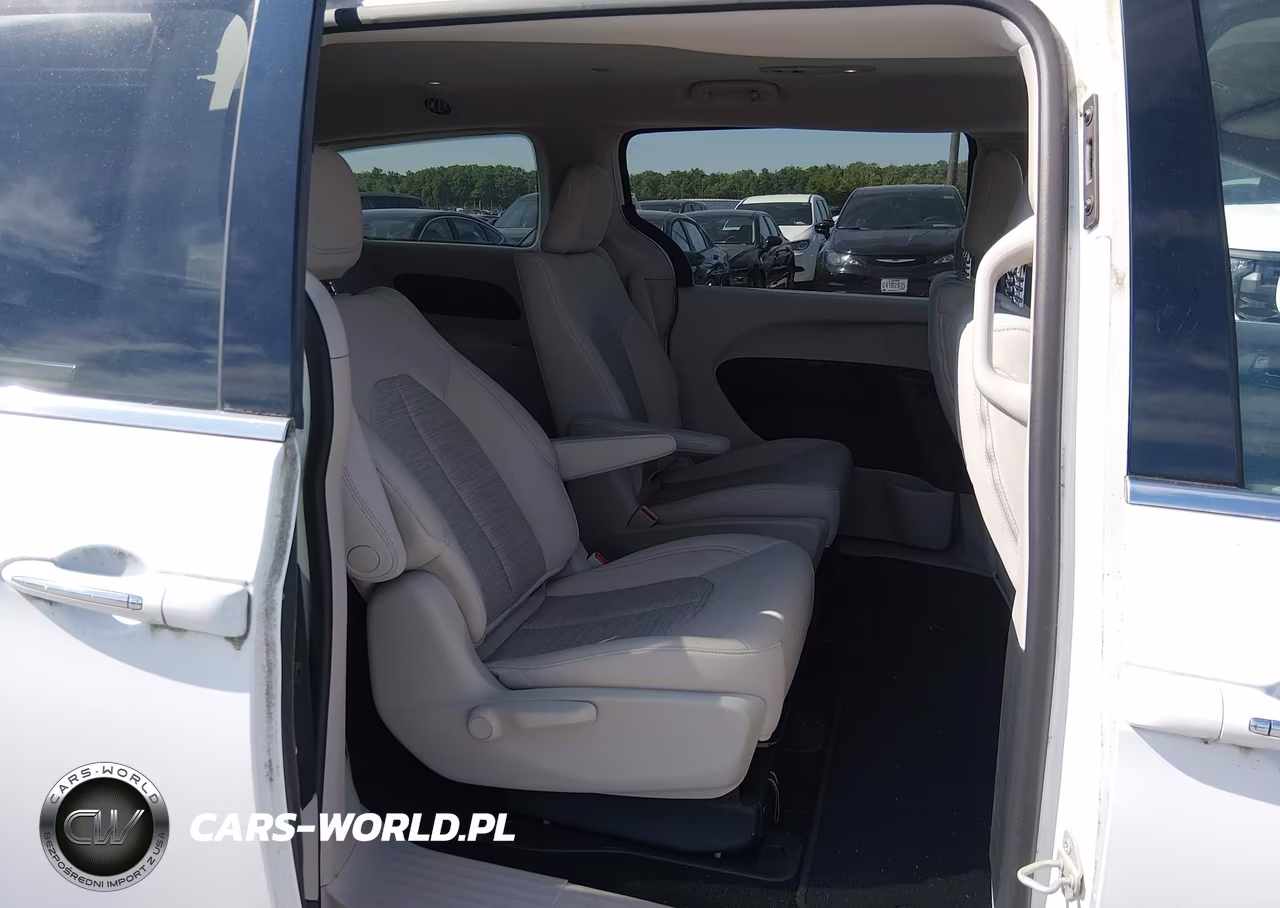 2019 Chrysler Pacifica Hybrid Touring Plus VIN:2C4RC1H78KR679076 - 8