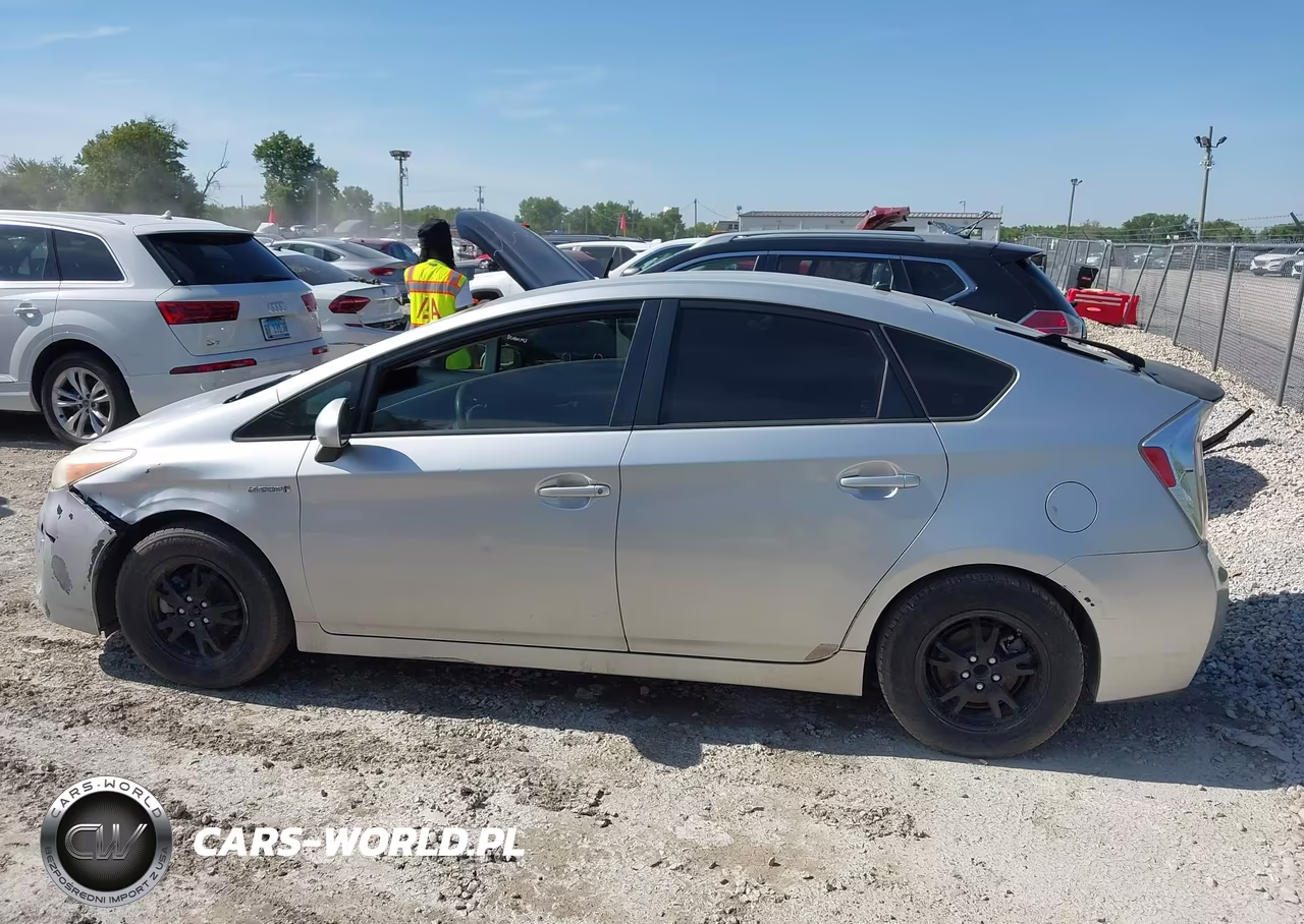 2013 Toyota Prius Two VIN:JTDKN3DU0D5546234 - 14