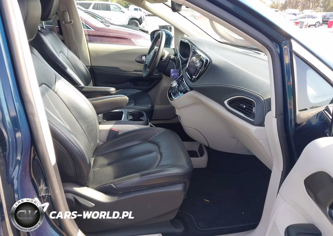 2022 Chrysler Pacifica Hybrid Touring L VIN:2C4RC1L76NR184225 - 5