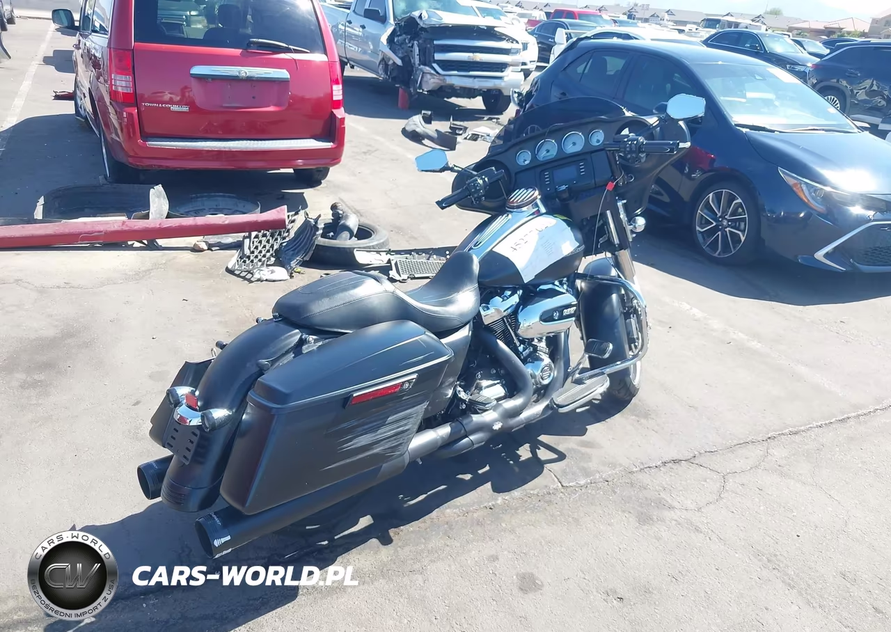 2017 Harley-Davidson Flhx Street Glide VIN:1HD1KBC14HB625479 - 4