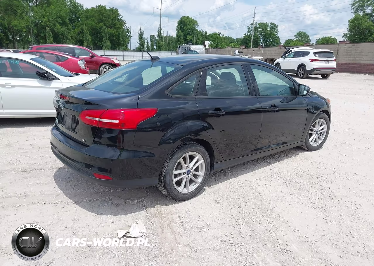 2018 Ford Focus Se VIN:1FADP3F26JL327502 - 4