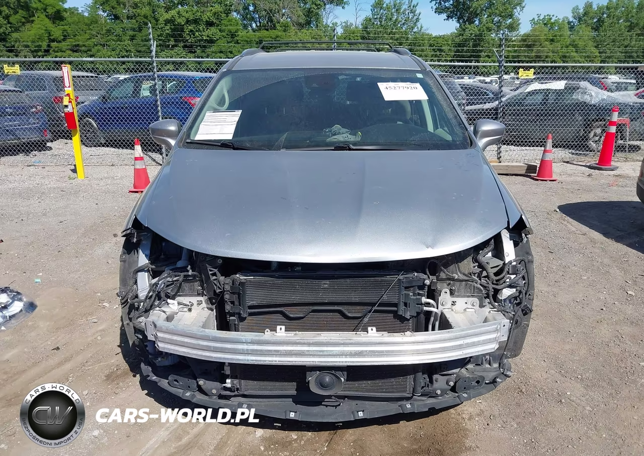 2017 Chrysler Pacifica Touring-L Plus VIN:2C4RC1EG2HR796648 - 13