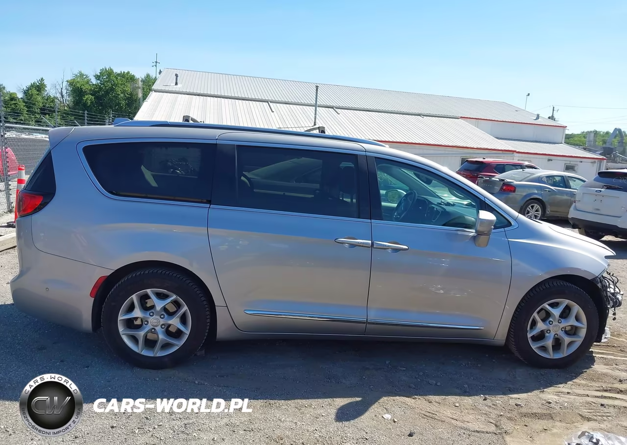 2017 Chrysler Pacifica Touring-L Plus VIN:2C4RC1EG2HR796648 - 14