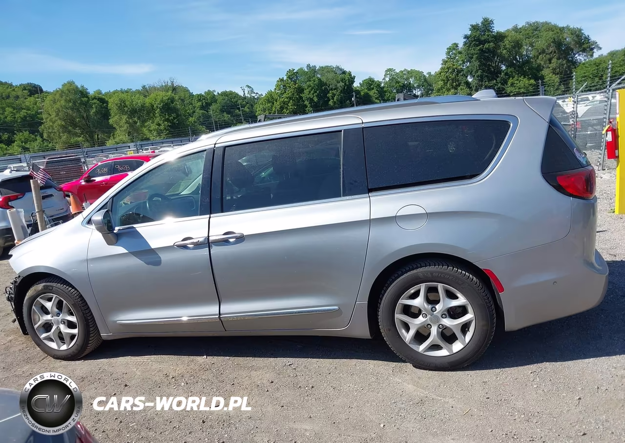 2017 Chrysler Pacifica Touring-L Plus VIN:2C4RC1EG2HR796648 - 15