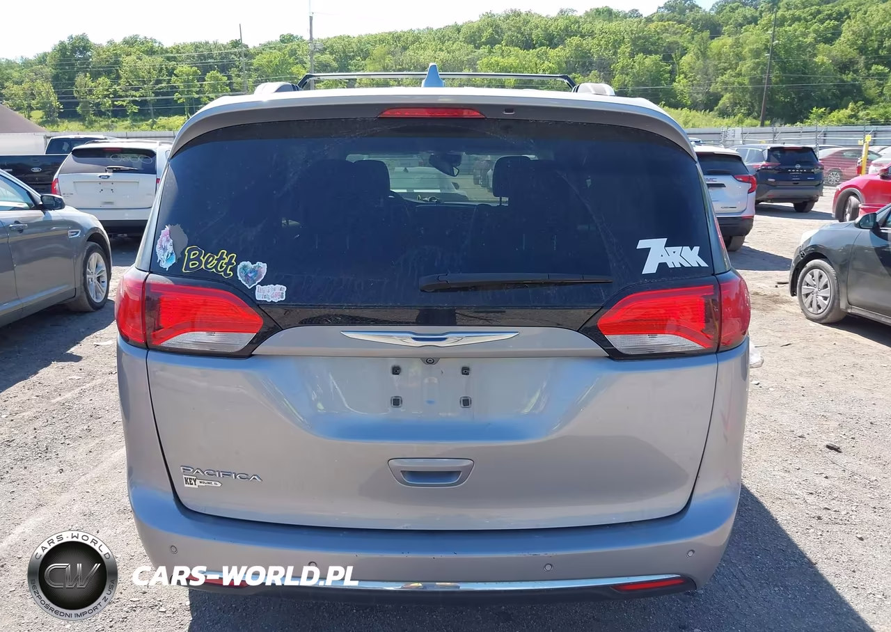 2017 Chrysler Pacifica Touring-L Plus VIN:2C4RC1EG2HR796648 - 17