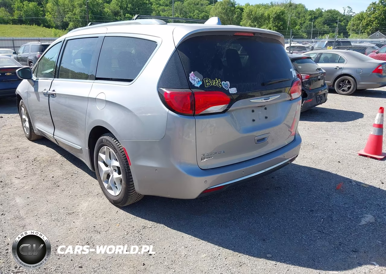 2017 Chrysler Pacifica Touring-L Plus VIN:2C4RC1EG2HR796648 - 3