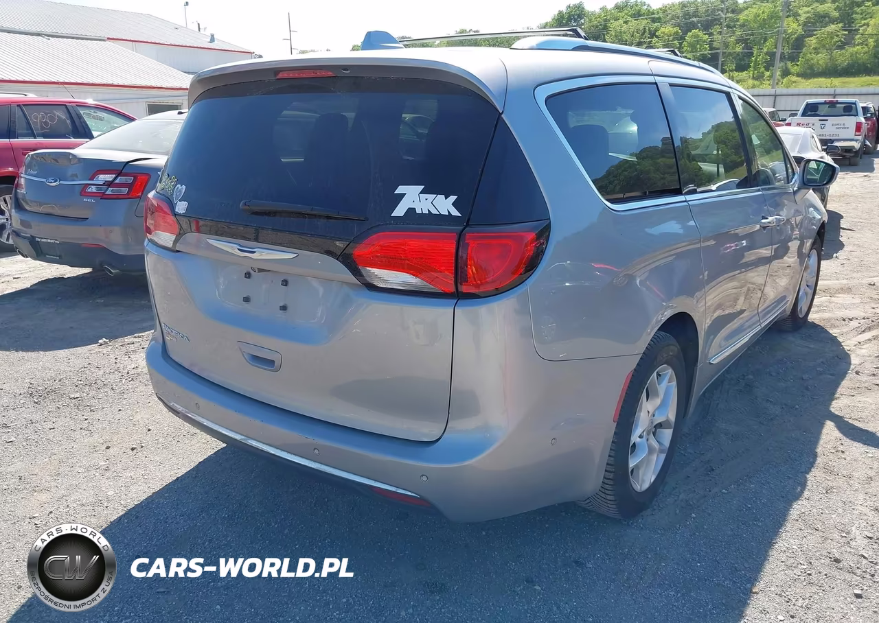2017 Chrysler Pacifica Touring-L Plus VIN:2C4RC1EG2HR796648 - 4