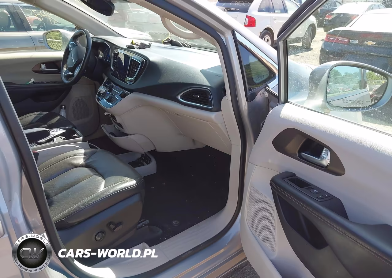 2017 Chrysler Pacifica Touring-L Plus VIN:2C4RC1EG2HR796648 - 5