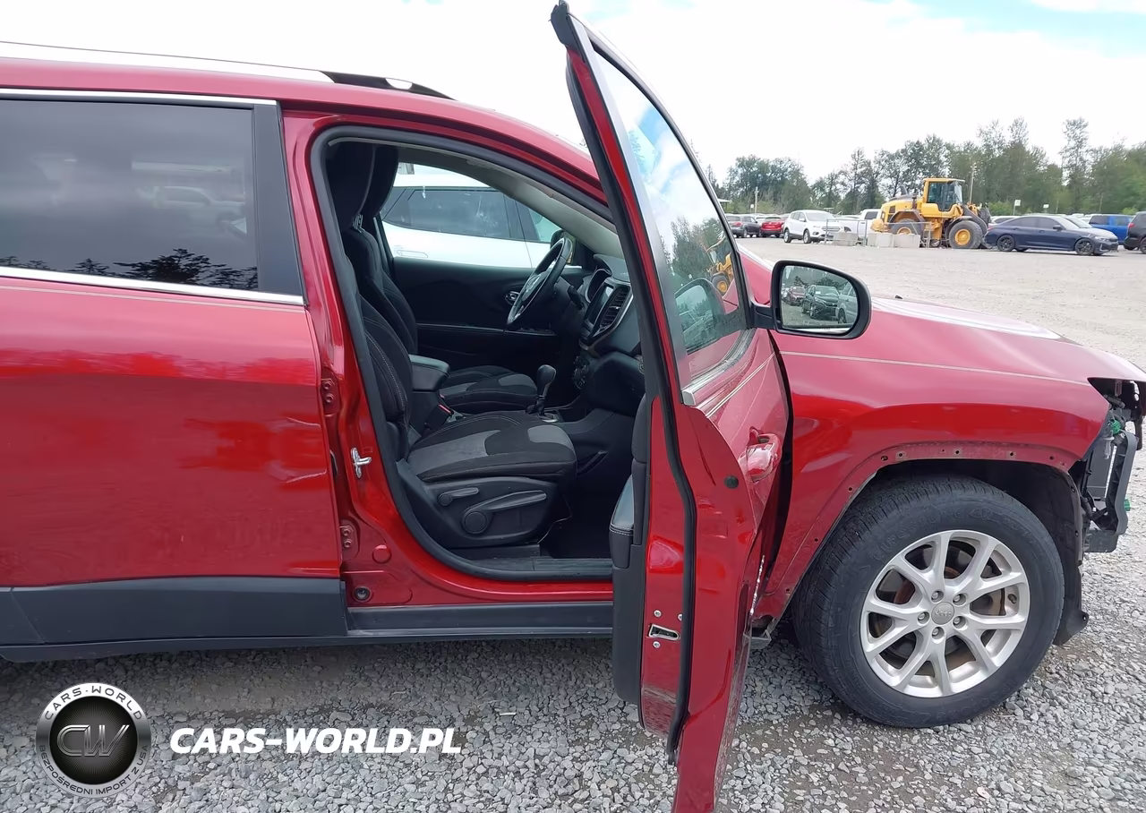2014 Jeep Cherokee Latitude VIN:1C4PJLCB1EW205616 - 5