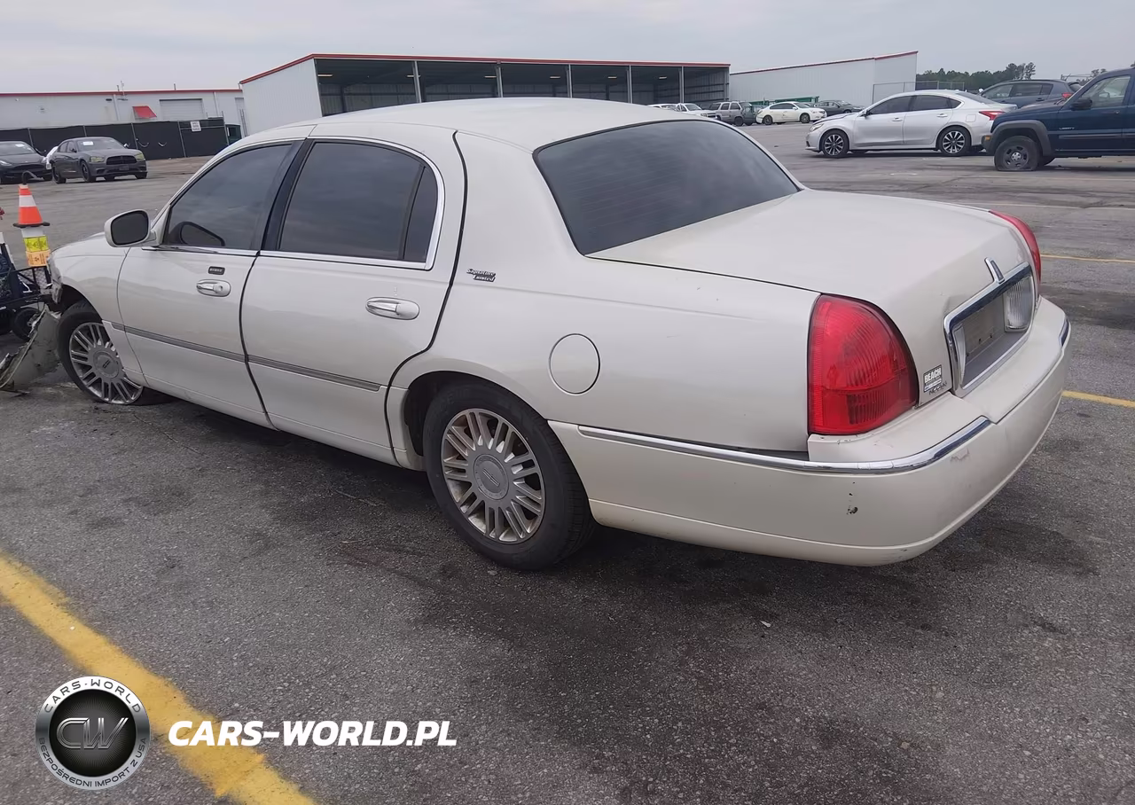 2007 Lincoln Town Car Signature Limited VIN:1LNHM82V87Y604451 - 3