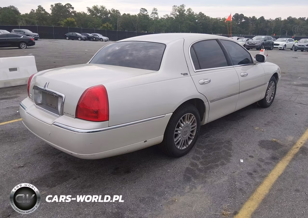 2007 Lincoln Town Car Signature Limited VIN:1LNHM82V87Y604451 - 4