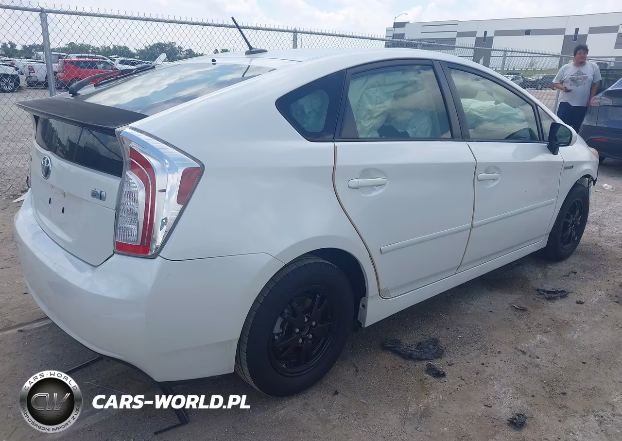 2014 Toyota Prius Three VIN:JTDKN3DU8E1767766 - 4
