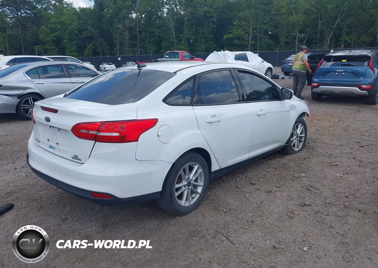 2016 Ford Focus Se VIN:1FADP3F29GL290910 - 4