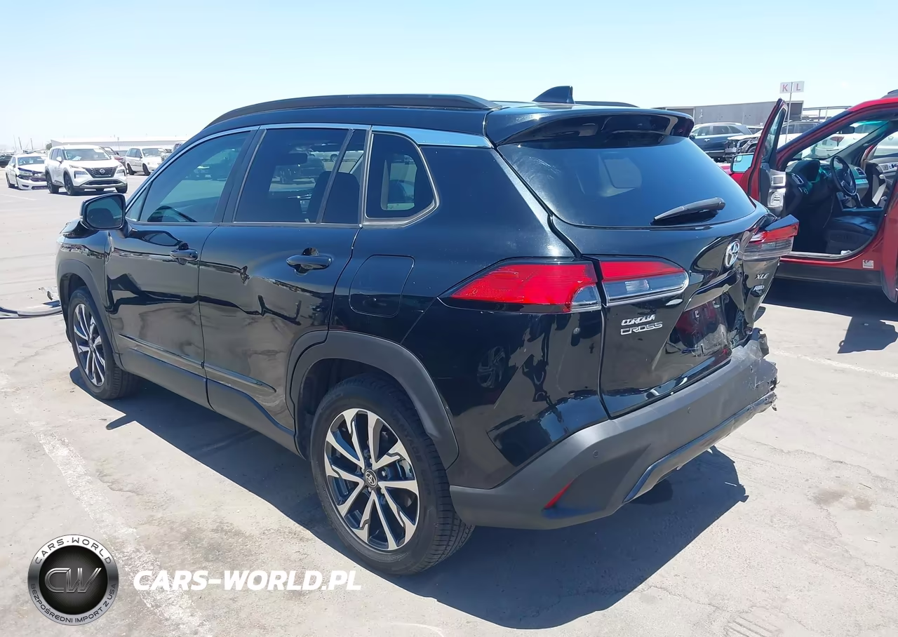 2022 Toyota Corolla Cross Xle VIN:7MUDAABGXNV021706 - 3