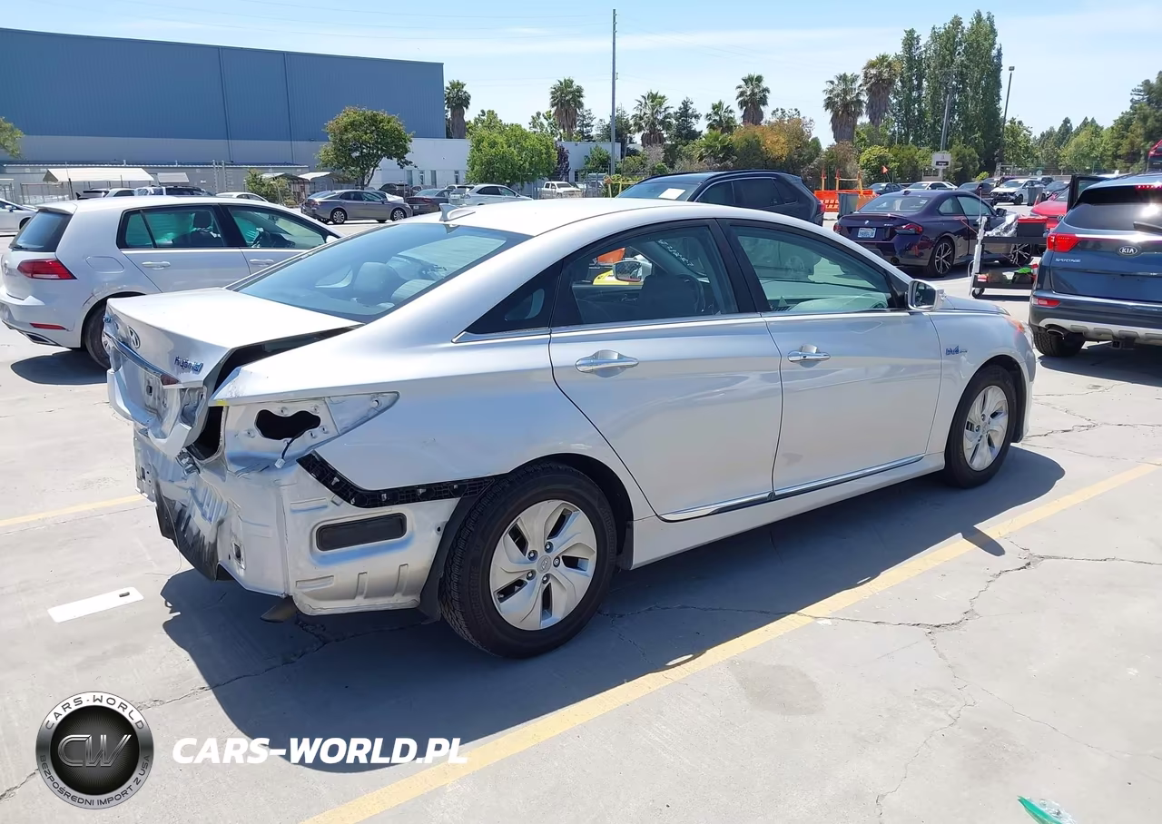 2015 Hyundai Sonata Hybrid VIN:KMHEC4A42FA138692 - 4