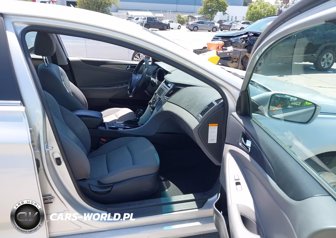 2015 Hyundai Sonata Hybrid VIN:KMHEC4A42FA138692 - 5