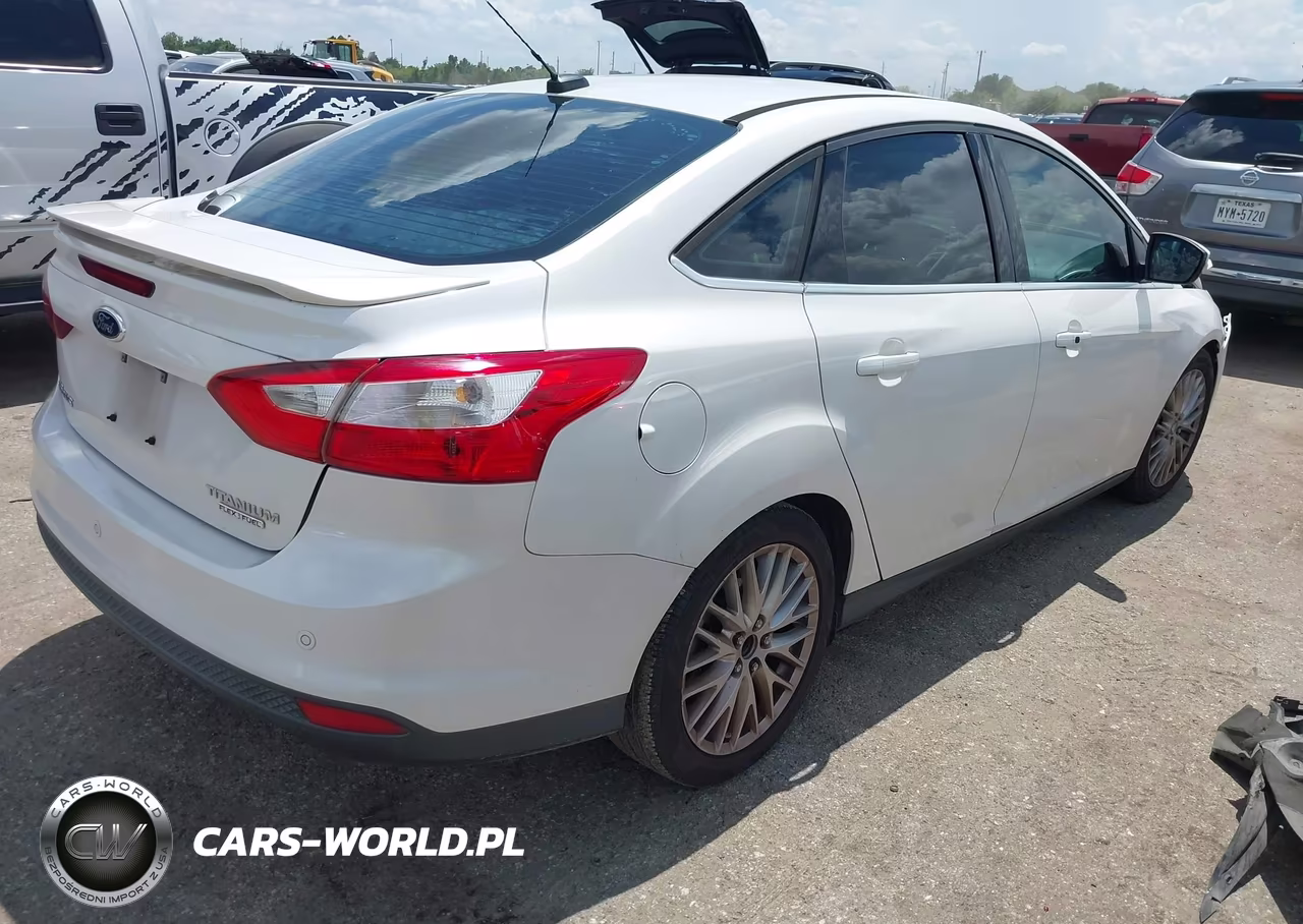 2014 Ford Focus Titanium VIN:1FADP3J24EL108695 - 4
