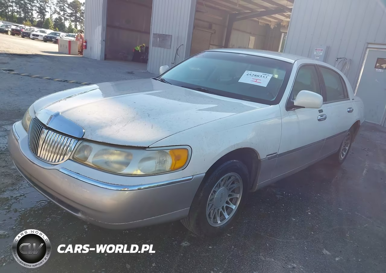 2000 Lincoln Town Car Signature VIN:1LNHM82W3YY853427 - 2