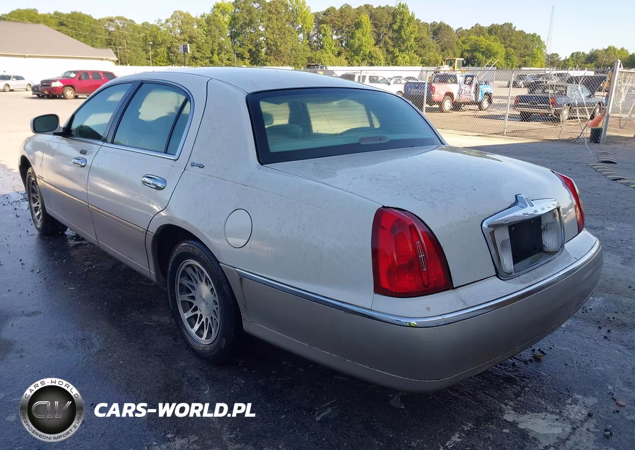 2000 Lincoln Town Car Signature VIN:1LNHM82W3YY853427 - 3