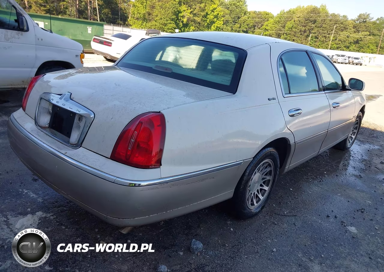 2000 Lincoln Town Car Signature VIN:1LNHM82W3YY853427 - 4
