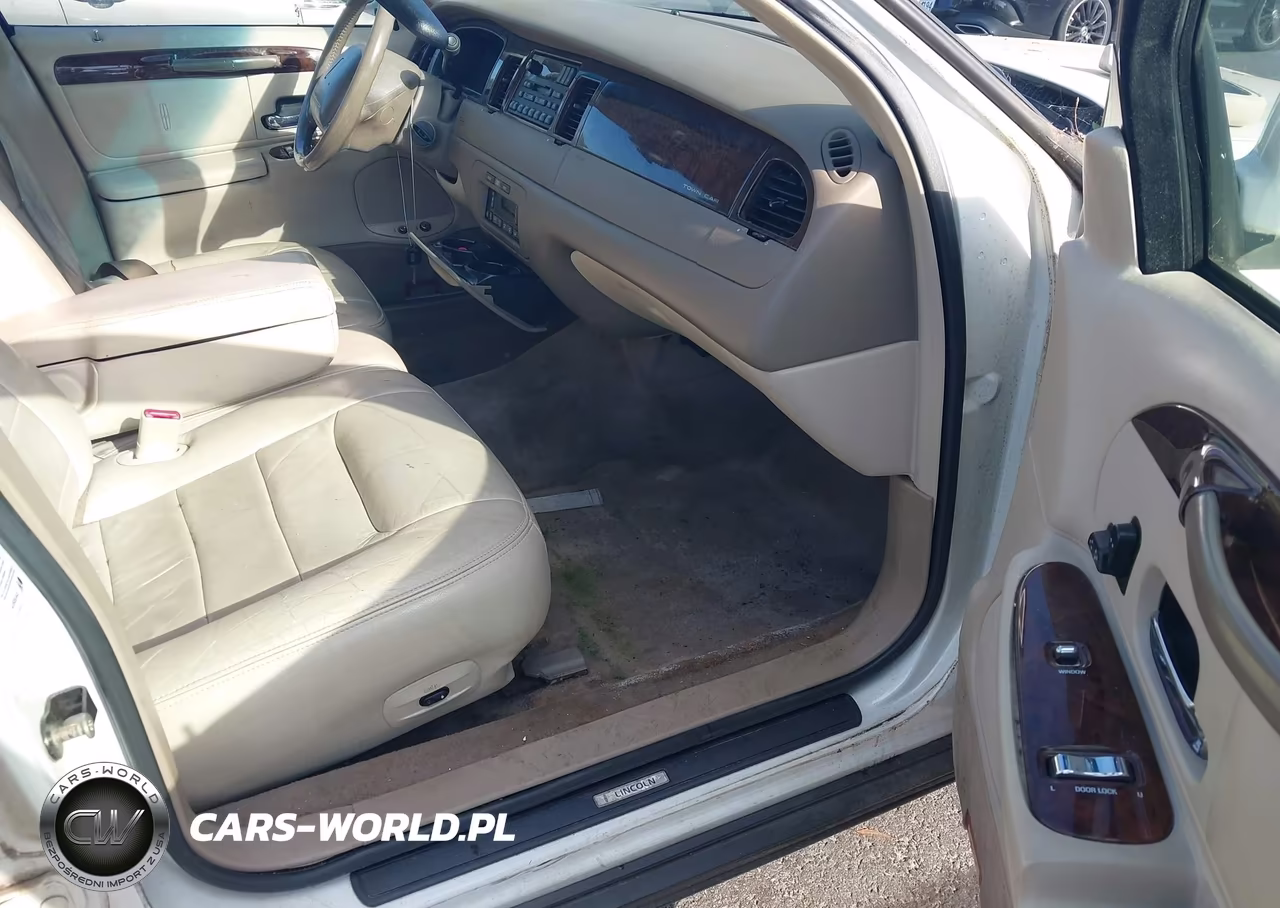 2000 Lincoln Town Car Signature VIN:1LNHM82W3YY853427 - 5