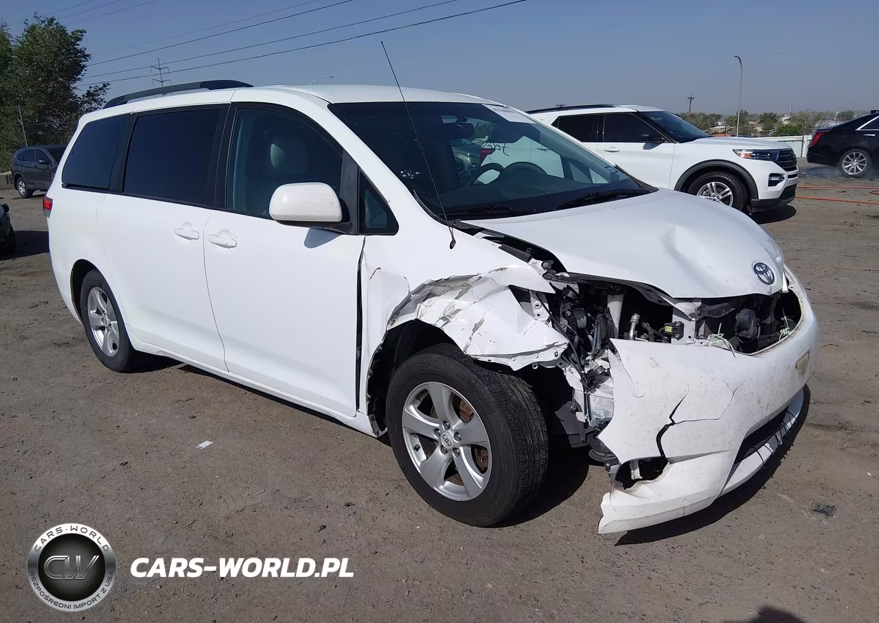 2012 Toyota Sienna Le V6 8 Passenger