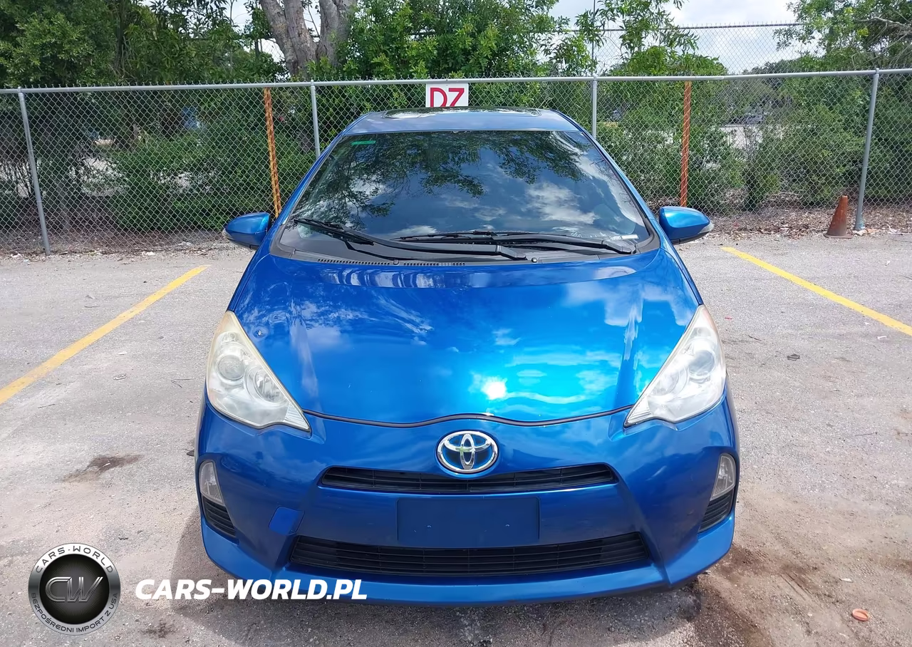 2013 Toyota Prius C Three VIN:JTDKDTB34D1055718 - 12