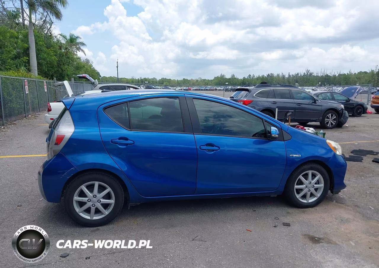 2013 Toyota Prius C Three VIN:JTDKDTB34D1055718 - 13