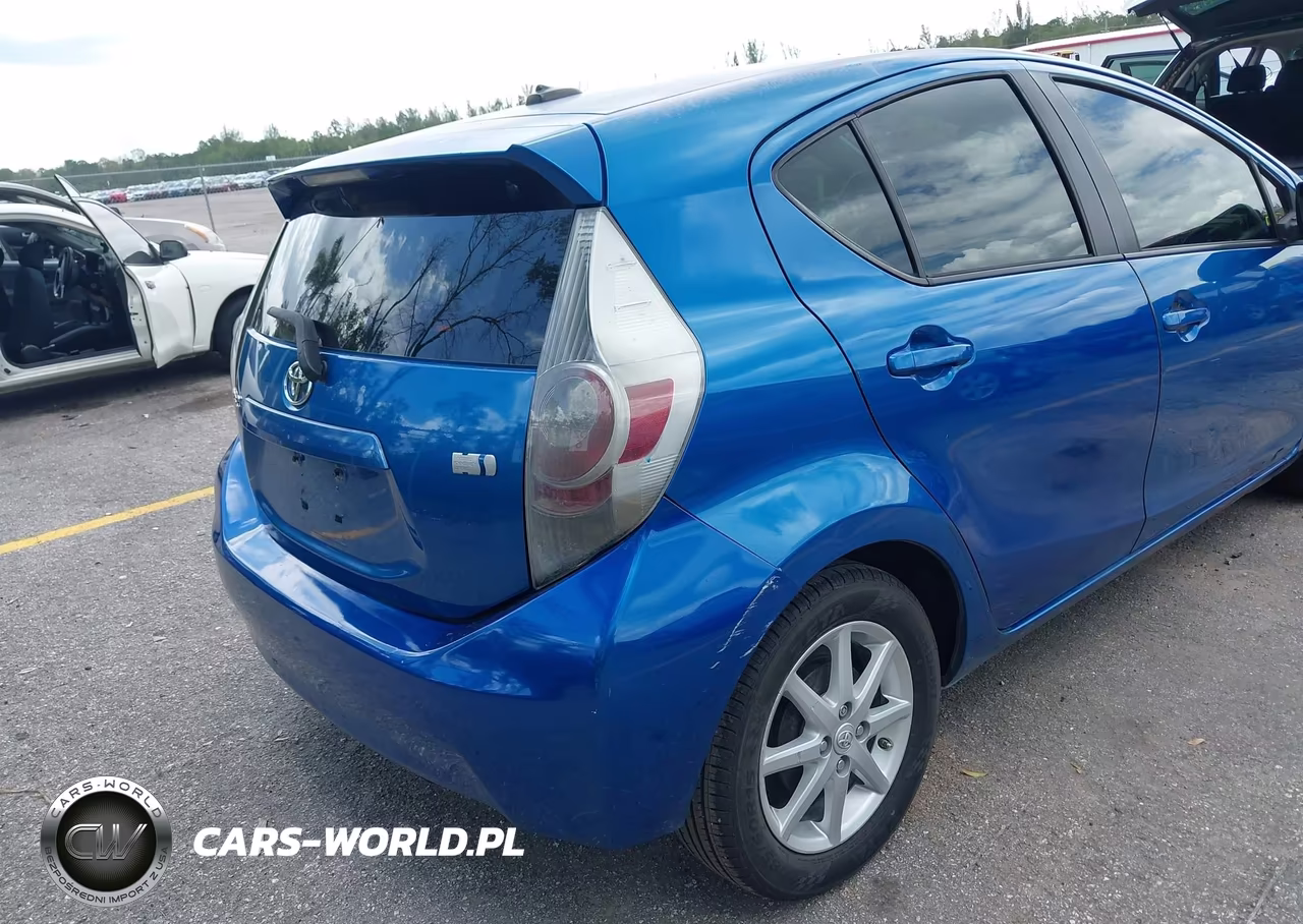 2013 Toyota Prius C Three VIN:JTDKDTB34D1055718 - 18
