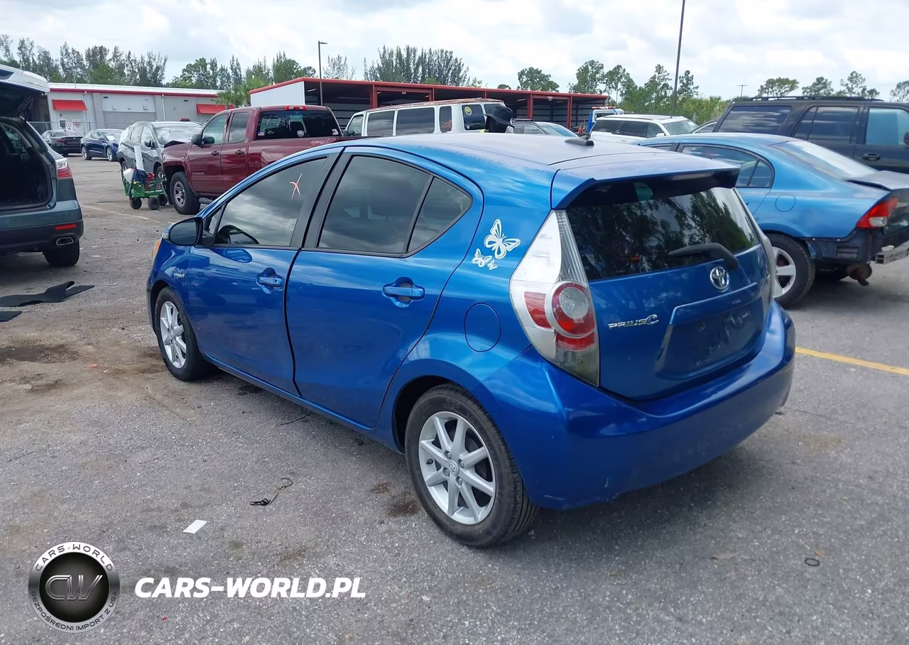 2013 Toyota Prius C Three VIN:JTDKDTB34D1055718 - 3