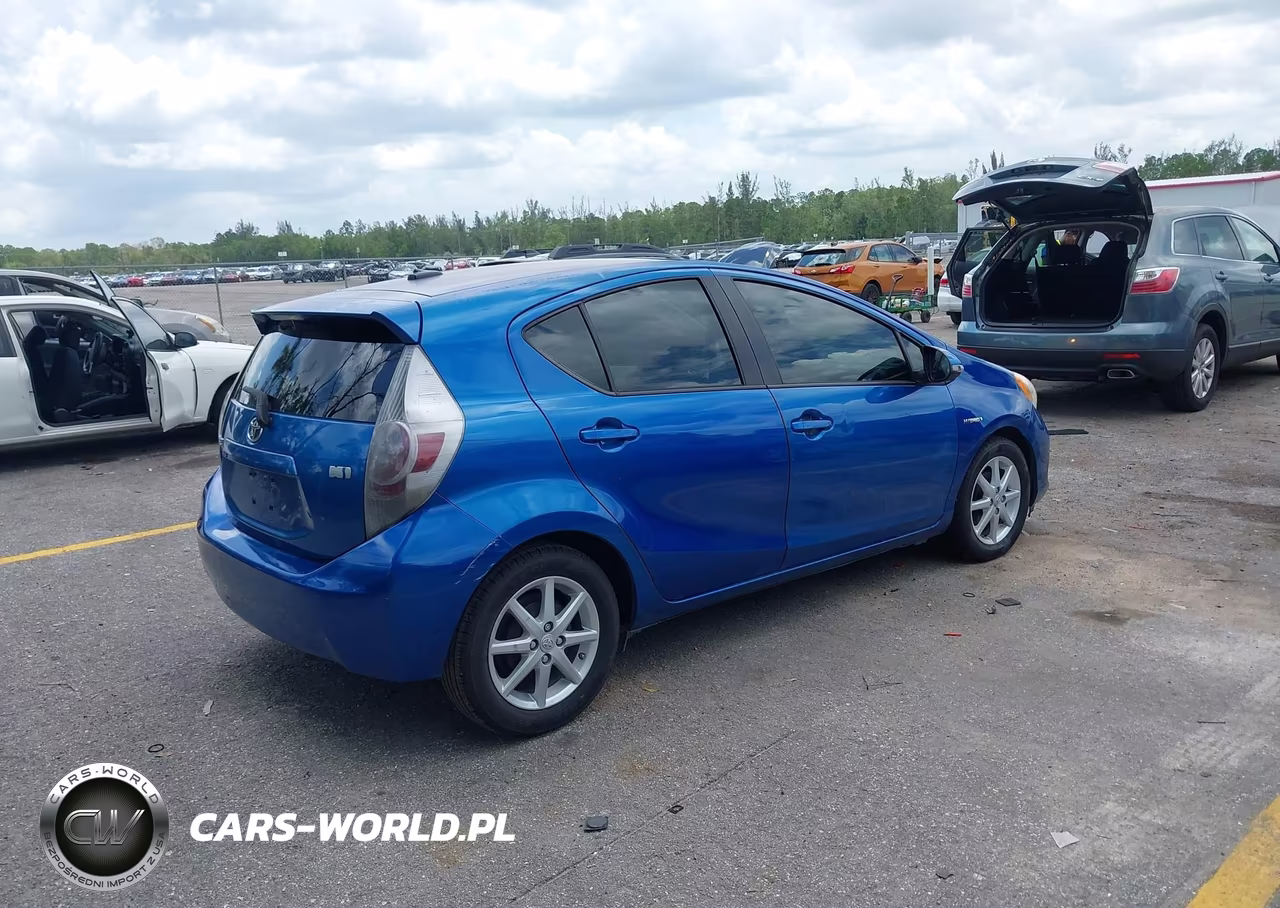 2013 Toyota Prius C Three VIN:JTDKDTB34D1055718 - 4