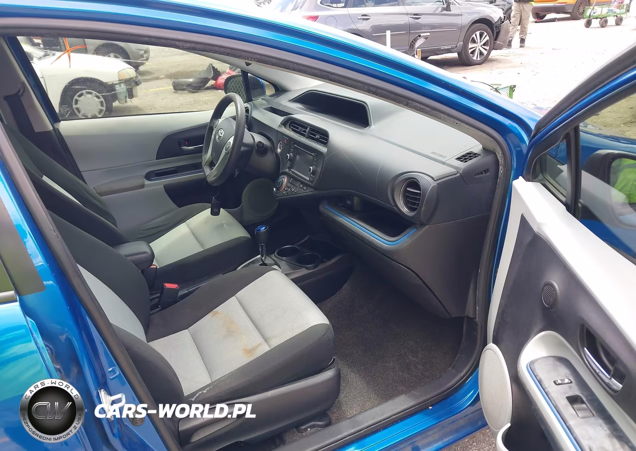 2013 Toyota Prius C Three VIN:JTDKDTB34D1055718 - 5