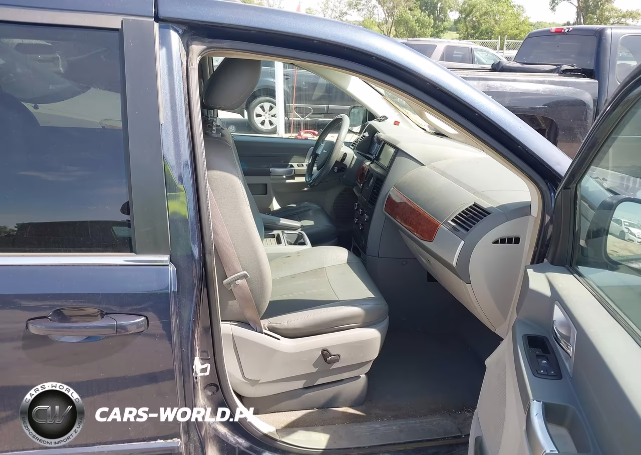 2008 Chrysler Town & Country Touring VIN:2A8HR54P78R695858 - 5