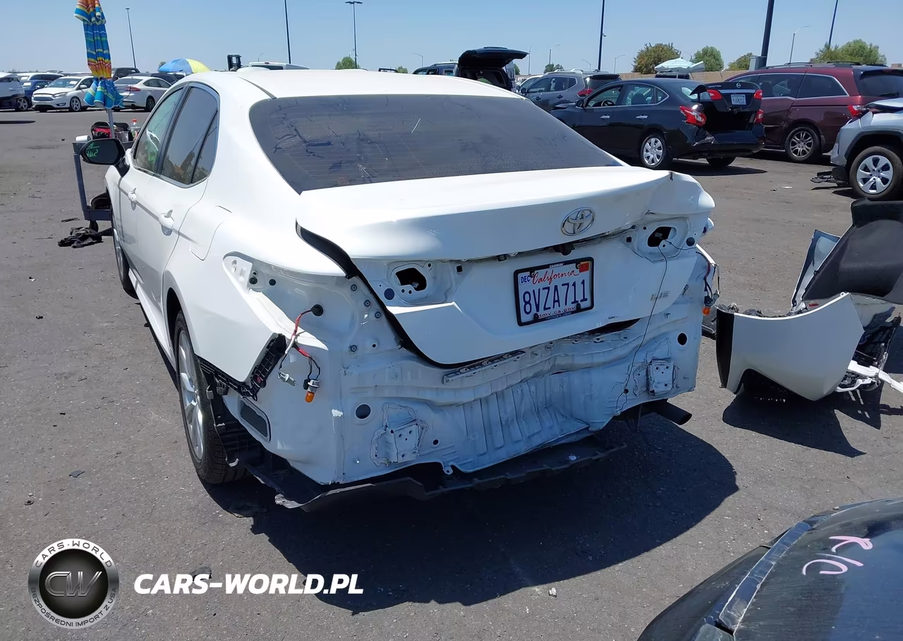 2018 Toyota Camry Le VIN:JTNB11HK7J3005340 - 18