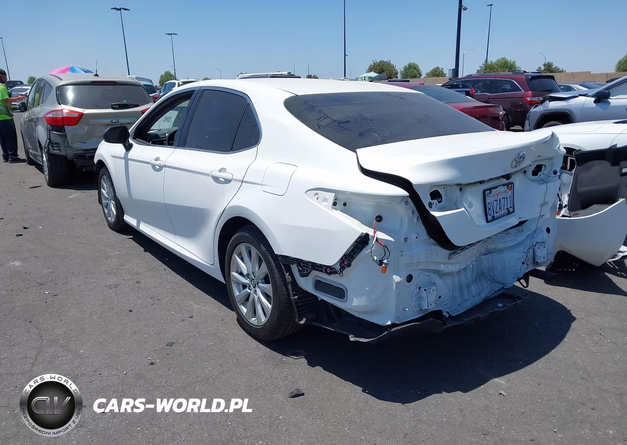 2018 Toyota Camry Le VIN:JTNB11HK7J3005340 - 3