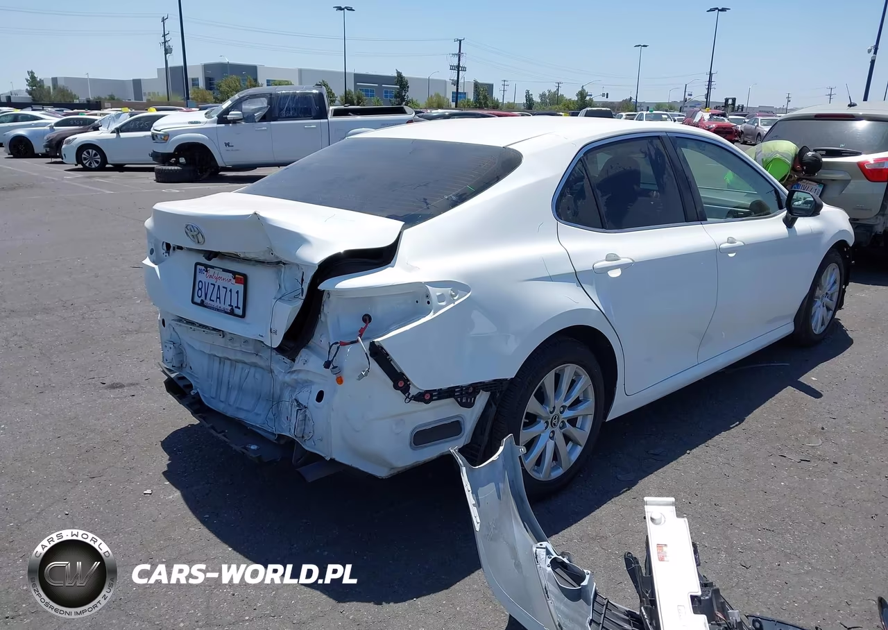 2018 Toyota Camry Le VIN:JTNB11HK7J3005340 - 4