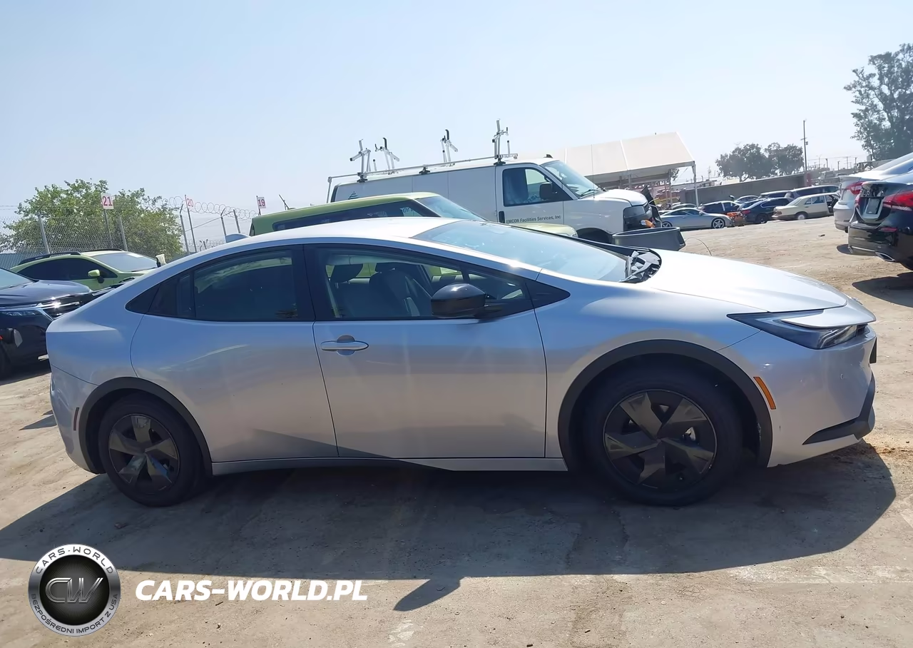2025 Toyota Prius Le VIN:JTDACAAU5S3061655 - 13
