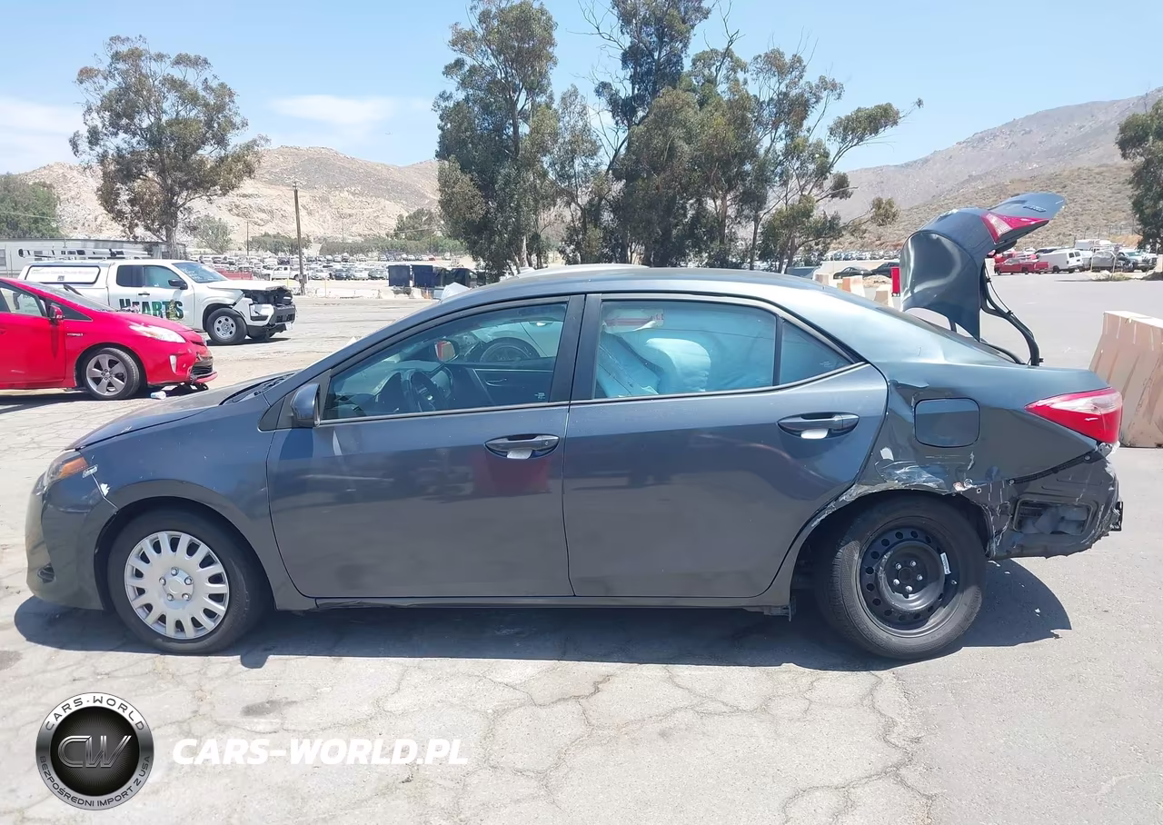 2017 Toyota Corolla Le VIN:5YFBURHE3HP713686 - 14